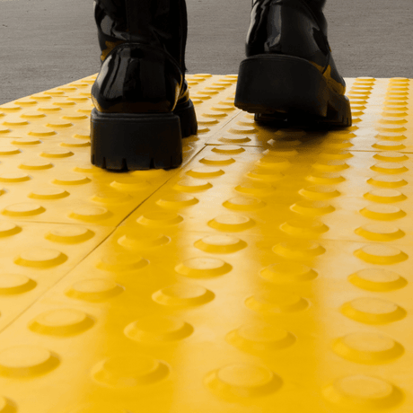 Mejora la Accesibilidad con la Palmeta Podo-táctil Estoperol: Una Solución Ideal para Personas con Discapacidad Visual - MCP Rubber Division