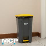 Contenedor de Basura Gris con Tapa Amarilla y Pedal 80 litros. - MCP Rubber Division